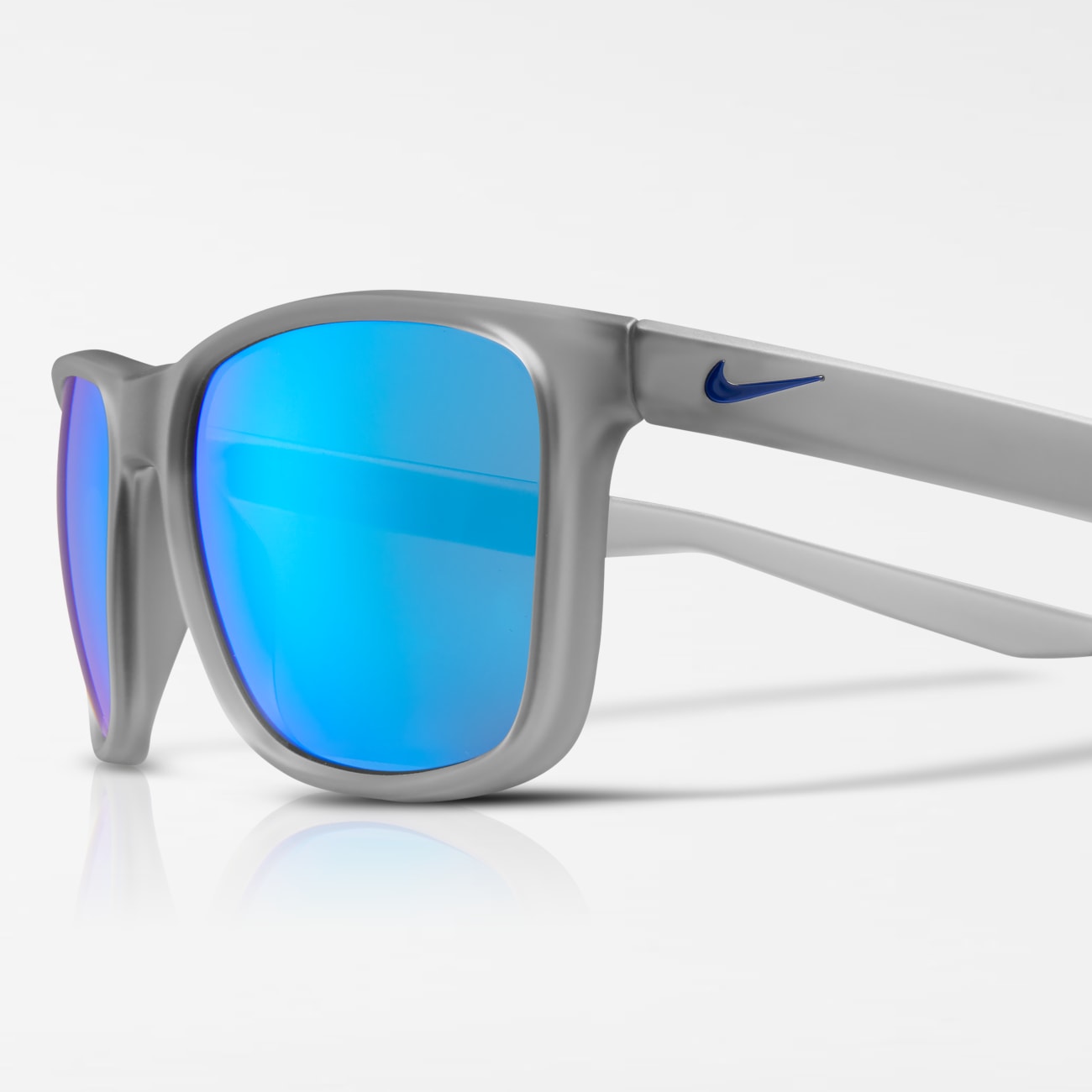 Nike Essential Endeavor Mirrored Style Image